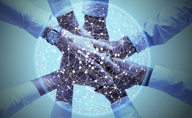 Mehrere Hände bilden gemeinsam ein Netzwerk aus digitalen Verbindungslinien.